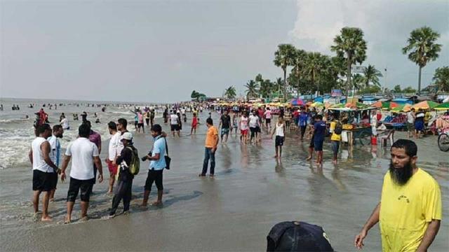 মৌসুমের শুরুতেই কুয়াকাটায় পর্যটকের ভিড়