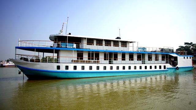 সুন্দরবন ভ্রমণে জাহাজ নামাচ্ছে রয়েল টিউলিপ