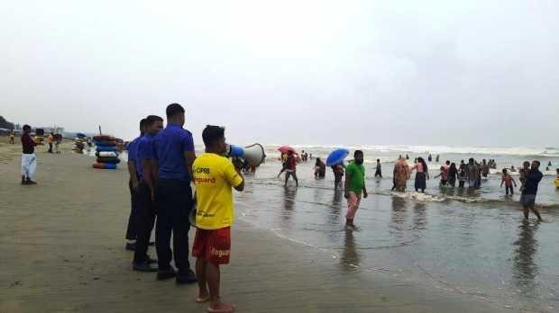 উত্তাল সাগরে ঝাপাঝাপিতে ব্যস্ত পর্যটক