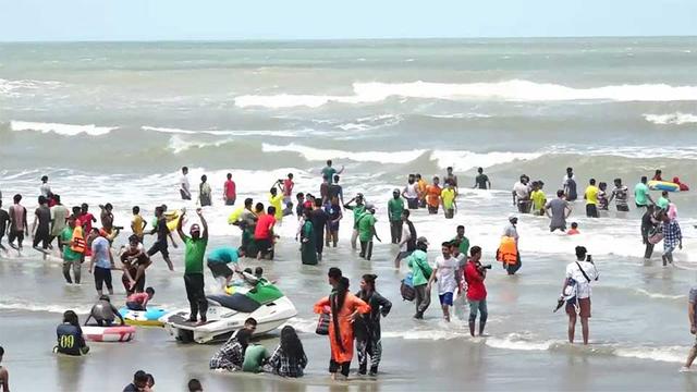 টানা ছুটিতে কক্সবাজার সৈকতে পর্যটকের ভিড়