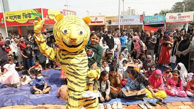 ছুটির দিনে জমজমাট অমর একুশে বইমেলার শিশু প্রহর