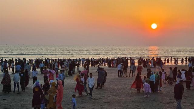 মুগ্ধ সূর্যাস্তে সৈকতজুড়ে আনন্দ