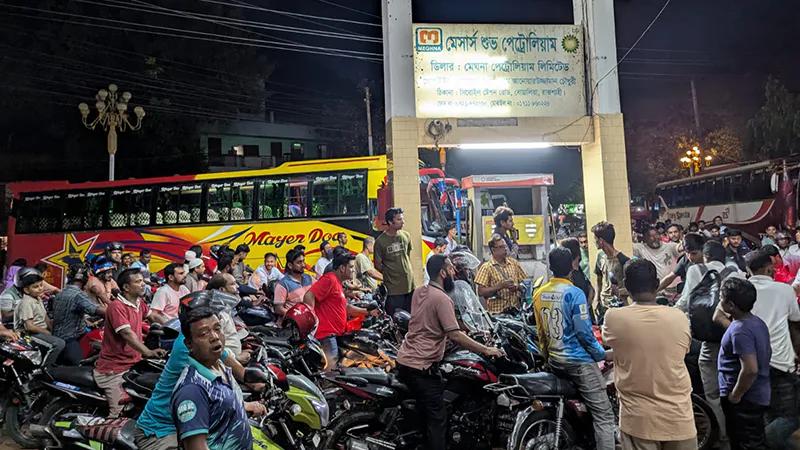 গুজবে হুড়োহুড়ি : পেট্রোল পাম্পে দীর্ঘ লাইন