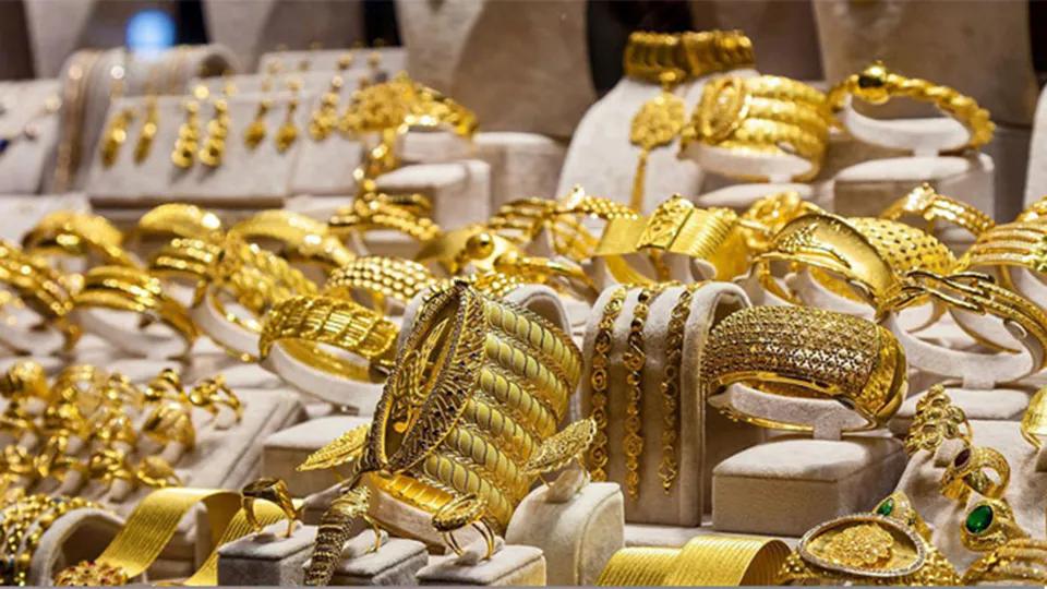 Gold prices fall again