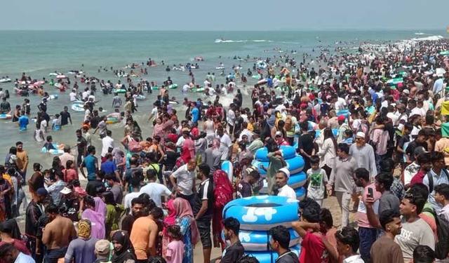 পর্যটকে মুখর কক্সবাজার সমুদ্র সৈকত