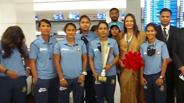 দুবাই এয়ারপোর্টে নারী ক্রিকেটারদের সংবর্ধনা দিল বিমান