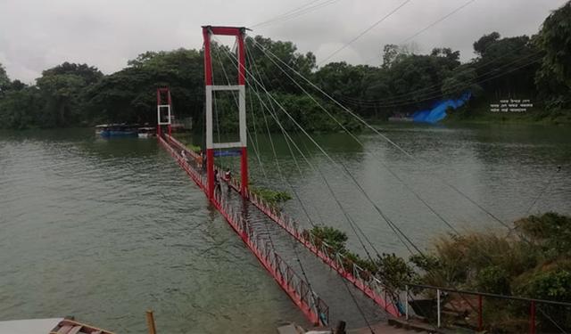 রাঙামাটির নয়নাভিরাম ঝুলন্ত সেতু পানির নীচে