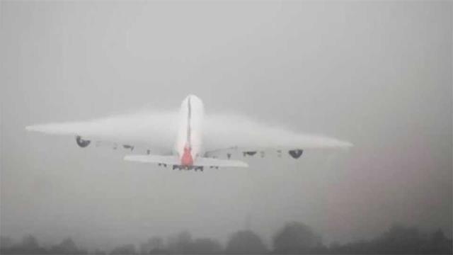 কুয়াশায় ব্রিটেনে উড়োজাহাজ চলাচল ব্যাহত