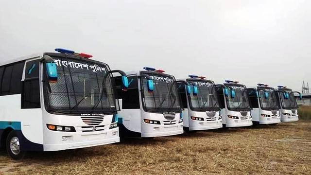 কক্সবাজারে আটকে পরা পর্যটকদের উদ্ধারে ফ্রি পুলিশ বাস সার্ভিস